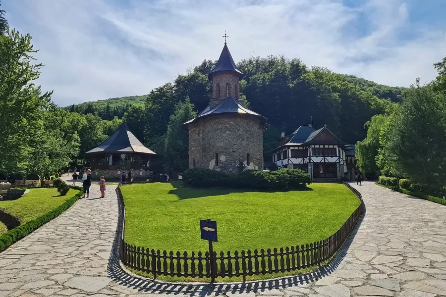 Pelerinaj la Manastire Prislop si tunelul celor 365 sfinti