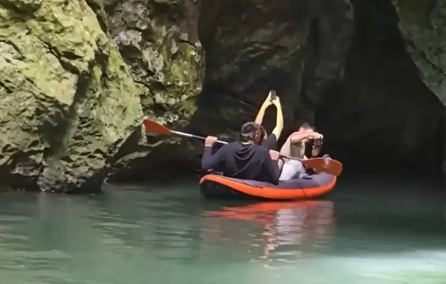 Cu caiacul la Peștera Topolnița