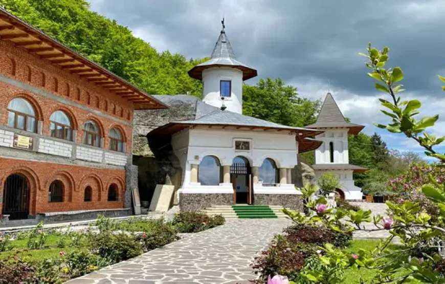 Pelerinaj la Triunghiul energetic al Mănăstirilor rupestre din Argeș