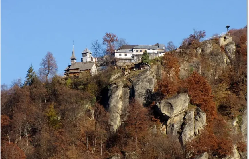 Pelerinaj la Triunghiul energetic al Mănăstirilor rupestre din Argeș